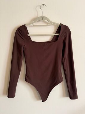 Aritzia Babaton Contour Squareneck Longsleeve bodysuit size small